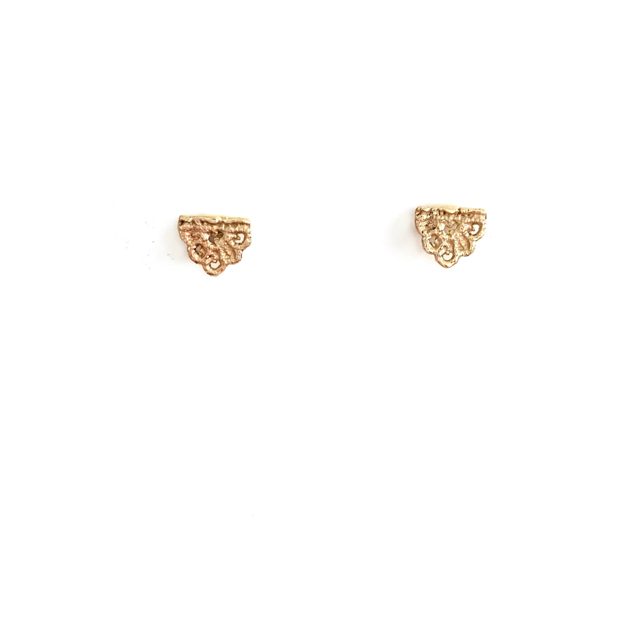 14k yellow gold Guipure lace studs